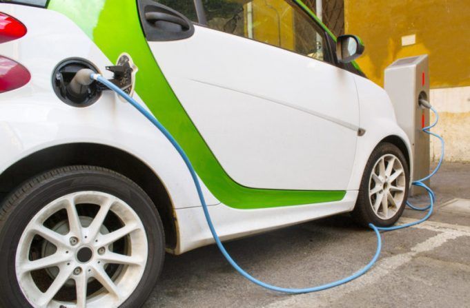 rifornimento di un' auto elettrica