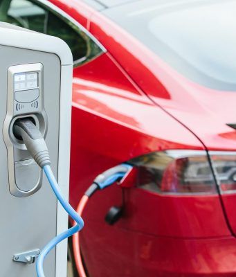 El Gobierno aprueba una deducción del 15 % en el IRPF para la compra de vehículos eléctricos y la instalación de sistemas de recarga