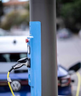 Farolas que se transforman en cargadores para vehículos eléctricos de la mano de Galp