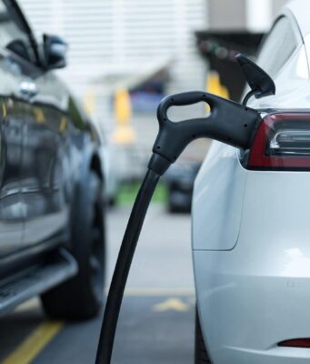 Las matriculaciones de vehículos electrificados cierran 2024 con una caída del 3,9 %, con 133.699 unidades