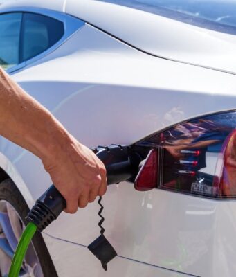 Las matriculaciones de vehículos electrificados se disparan y crecen un 32 % en el arranque de 2025