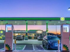 El Miteco acusa a los gobiernos autonómicos de no vigilar la instalación de puntos de recarga en gasolineras, según una información