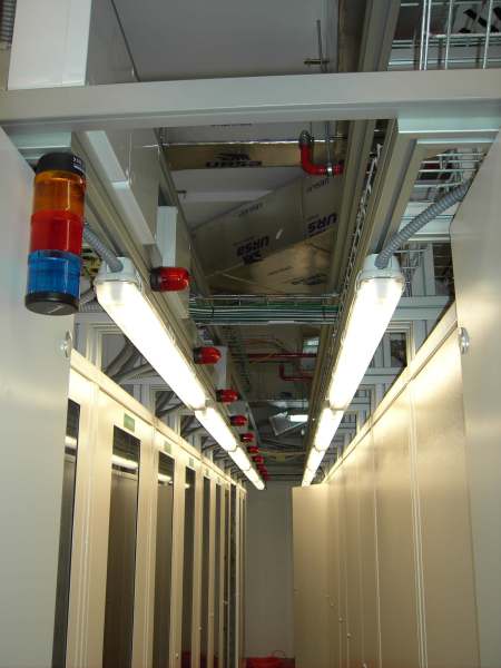 Mantenimiento de Luminarias en el interior de un edificio