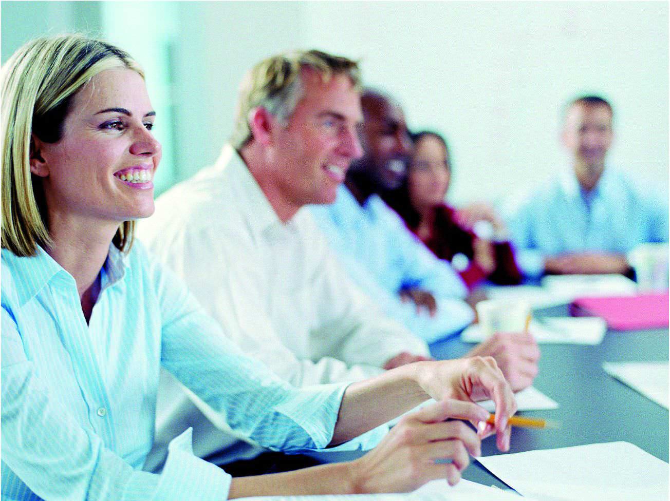 Personas negociando el cobro de una factura