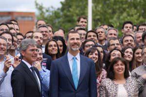El Rey posa con la plantilla de Siemens