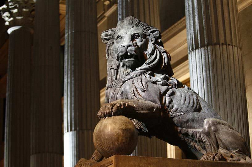 Un detalle de uno de los leones del Congreso de los Diputados