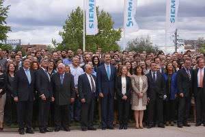 Foto de familia en los exteriores de la sede