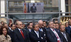 Algunos invitados asisten a la intervención del Rey