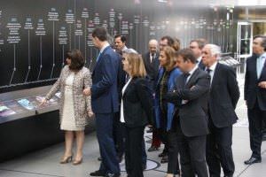 Un momento del recorrido por el showroom