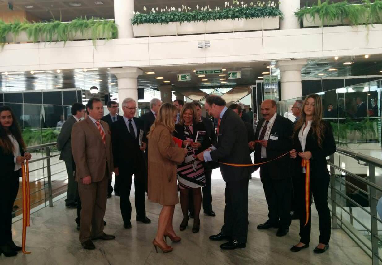 Un momento del corte de cinta inaugural