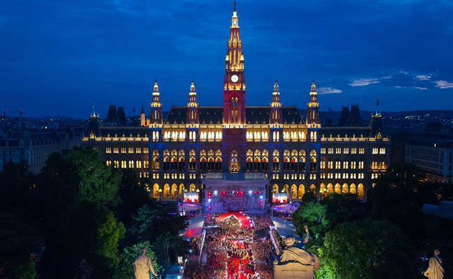 En la Plaza del Ayuntamiento de Viena también se pudo seguir el Festival, con una iluminación espectacular