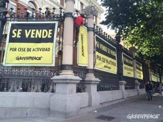 Greenpeace le cuelga el cartel de “Se vende” al Ministerio de Agricultura y Medio Ambiente