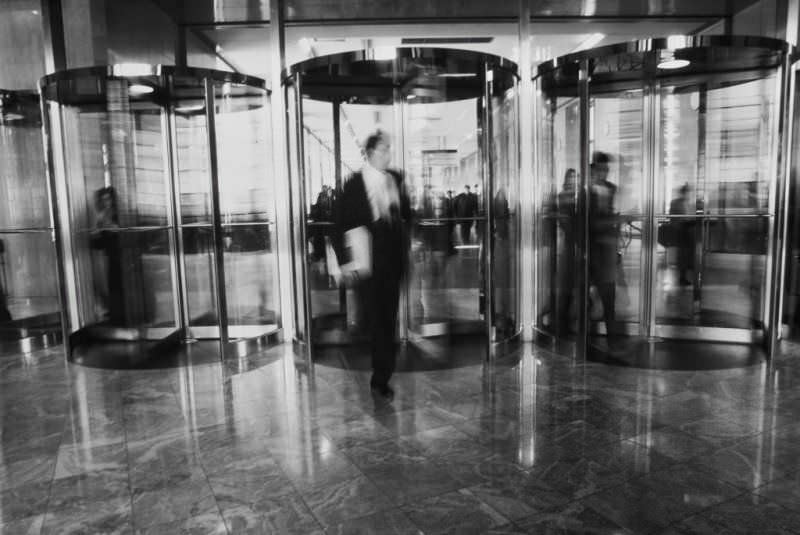 Las puertas giratorias alude al trasvase entre los cargos de la administración pública y la empresa privada