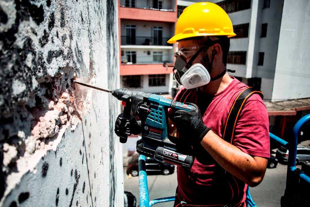 El artista callejero Vhils talla un nuevo retrato en piedra con un martillo perforador a batería de Bosch