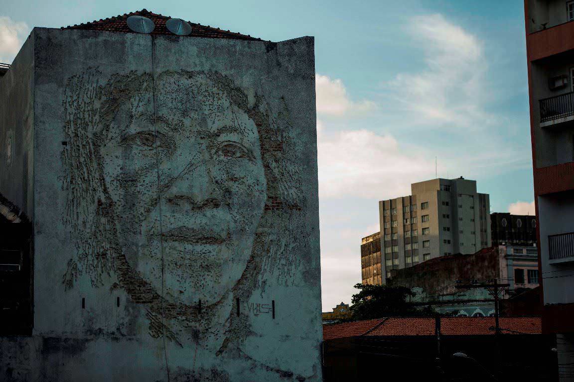 El artista callejero Vhils talla un nuevo retrato en piedra con un martillo perforador a batería de Bosch