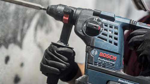 El artista callejero Vhils talla un nuevo retrato en piedra con un martillo perforador a batería de Bosch 