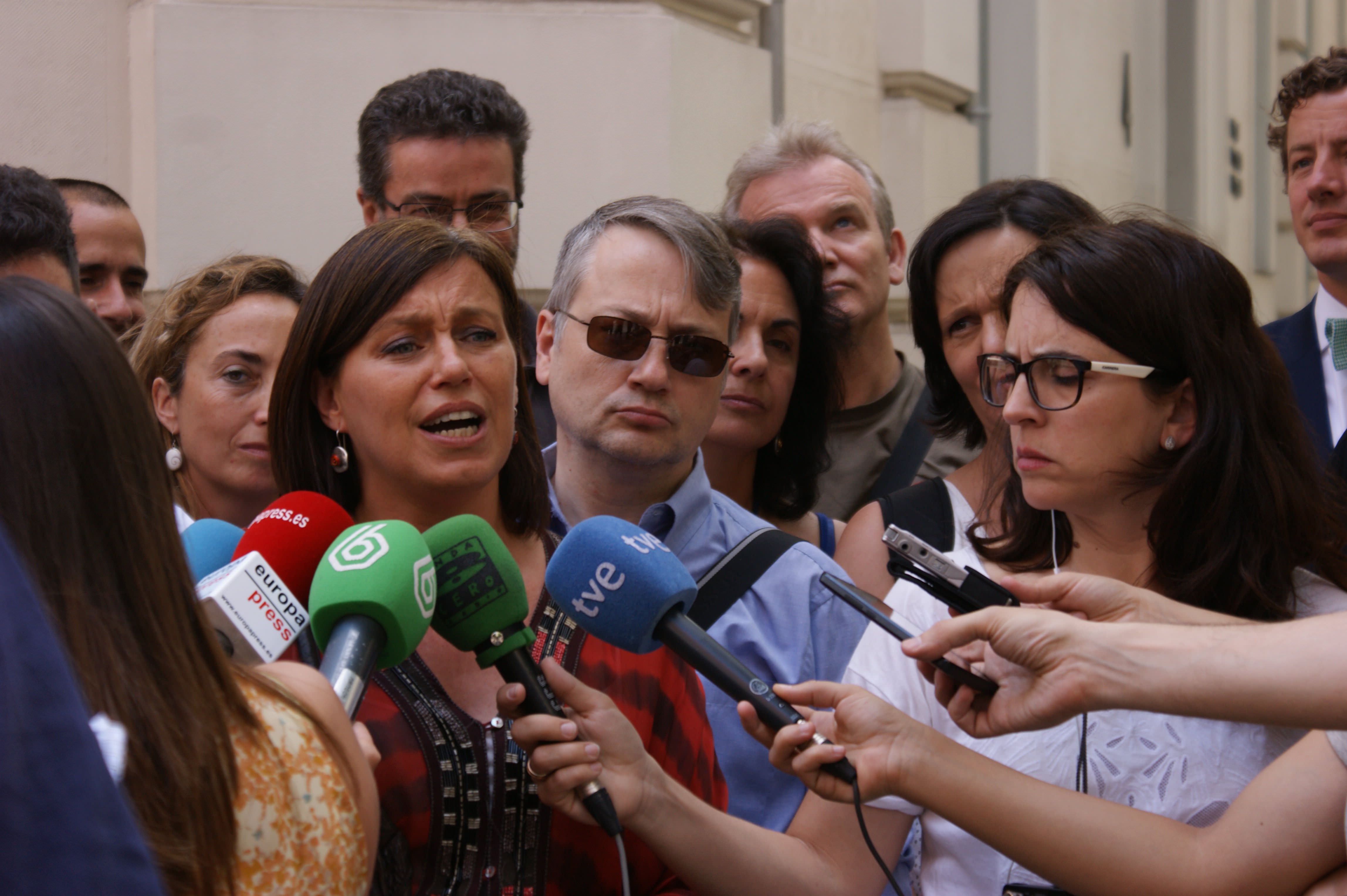 Un momento de la rueda de prensa en la puerta de la Fiscalía Anticorrupción