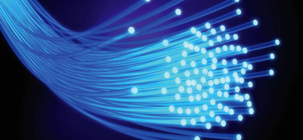 La fibra óptica retransmite la información a través de haces de luz