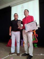 Andrés Gálvez, secretario general de Apeme, recibe el galardón