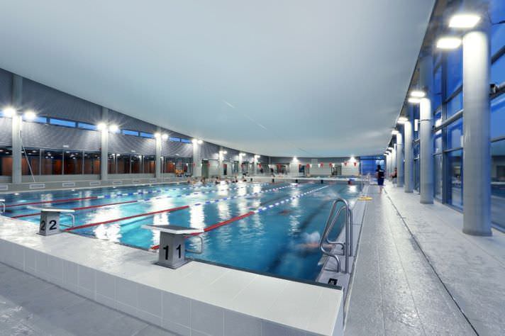 OMNIstar proporciona iluminación potente y flexible en instalaciones deportivas