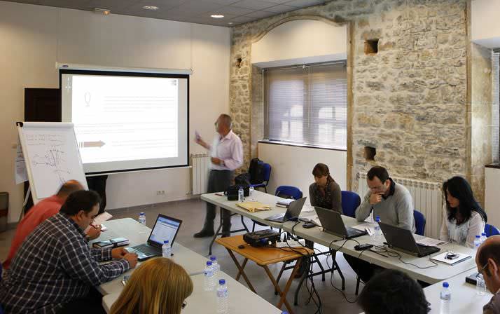 Personas reunidas en un hotel con conexión inalámbrica por WiFi en iPad y ordenadores