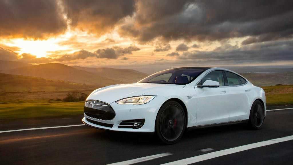 vehiculo tesla en la carretera
