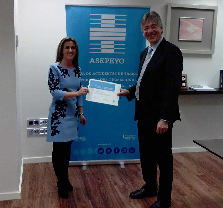 Amparo Almiñana, consejera delegada de Peisa, recibiendo el reconocimiento