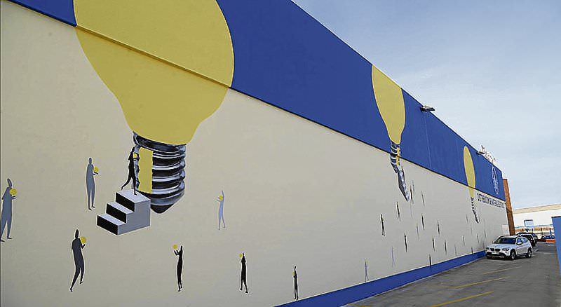 Electrofil celebra su 60 aniversario decorando su fachada con arte urbano