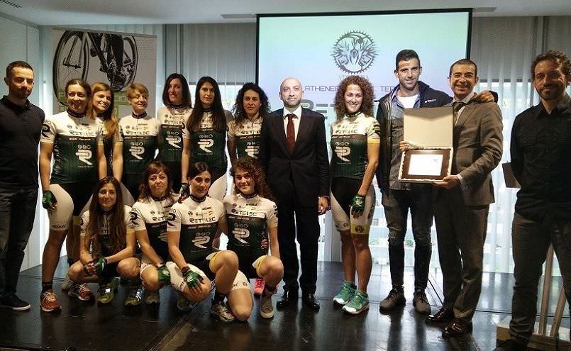 Retelec presenta un equipo ciclista femenino