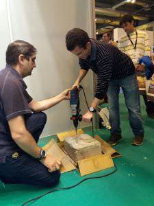 Es una herramienta muy manejable gracias al sistema KickBack Control. En mi caso, tuve un susto en cierta ocasión y me hice daño en la muñeca cuando se me quedó atascada una broca en el hormigón y el martillo con el que trabajaba me dio un buen tirón. Es un sistema muy conseguido para no tener problemas si se engancha la herramienta y reducir el riesgo de lesiones. 