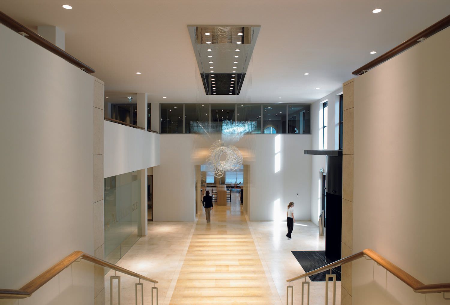 Oficina bien iluminada y con control de eficiencia energética