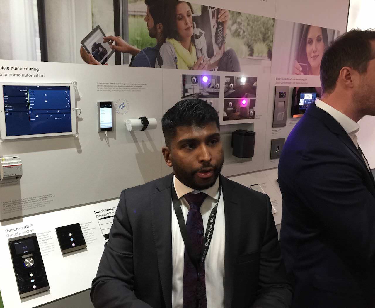 dispositivos ABB free@home mostrados por el personal de ABB