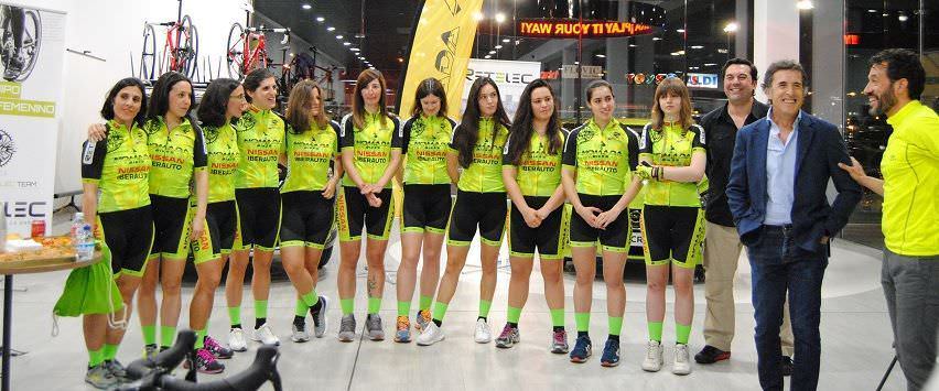 Pedro Delgado, en la puesta de largo del equipo ciclista femenino patrocinado por Retelec