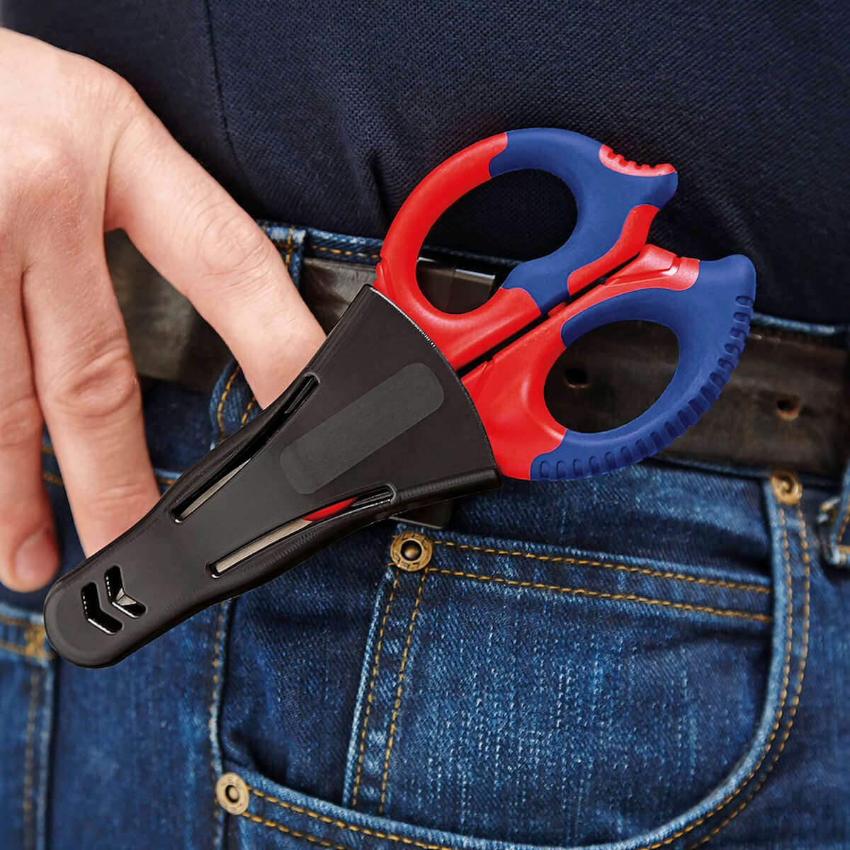Tijera para electricista en su funda del cinturón
