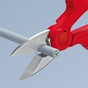 Tijera electricista cortando un cable