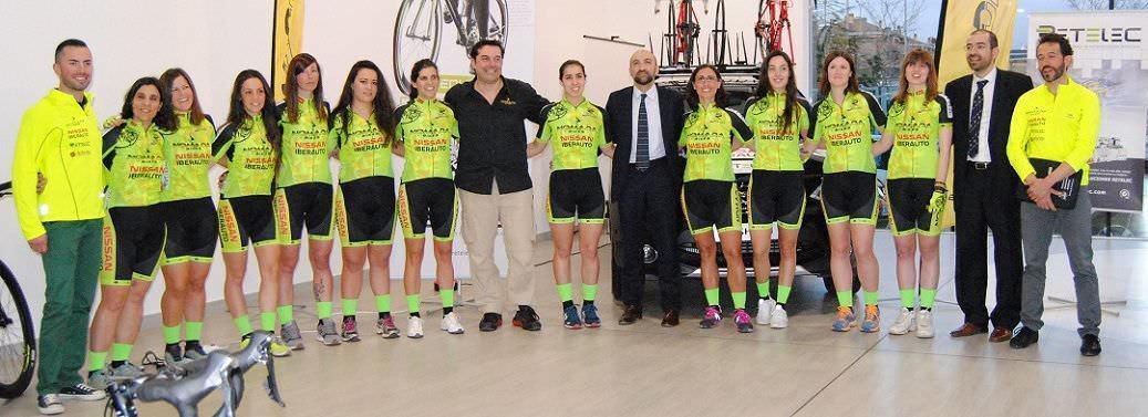 Pedro Delgado, en la puesta de largo del equipo ciclista femenino patrocinado por Retelec 