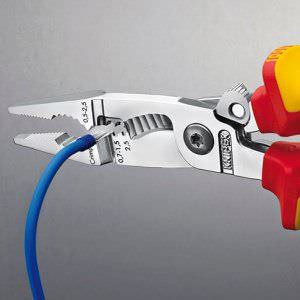 Alicate para instaladores grimpando un cable