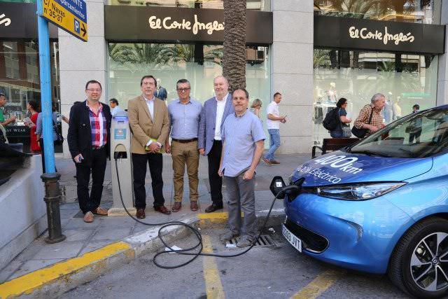 Alicante estrena el primer punto de recarga de vehículos eléctricos en la vía pública