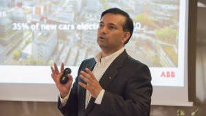 Presentación de Tarak Mehta director división Media Tensión de ABB frente a la prensa internacional
