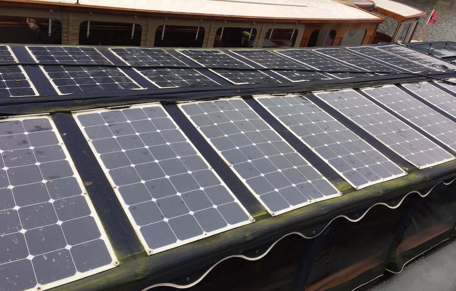 Placas en Holanda sobre barco