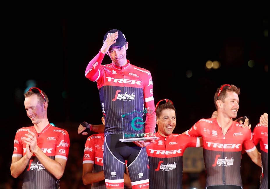 Contador recibiendo el premio Fenie Energía