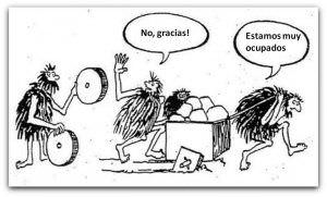 Trogloditas tirando de carro con ruedas cuadradas