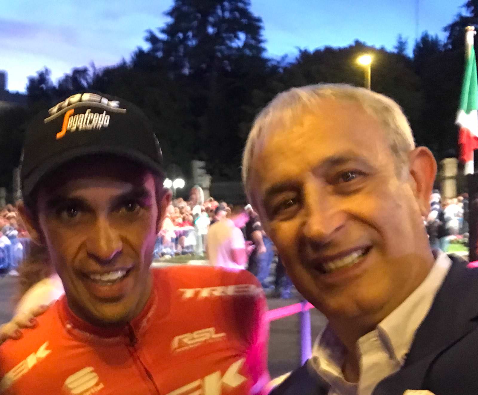 Sergio Pomar y Alberto Contador en la llegada de la Vuelta a España 2017
