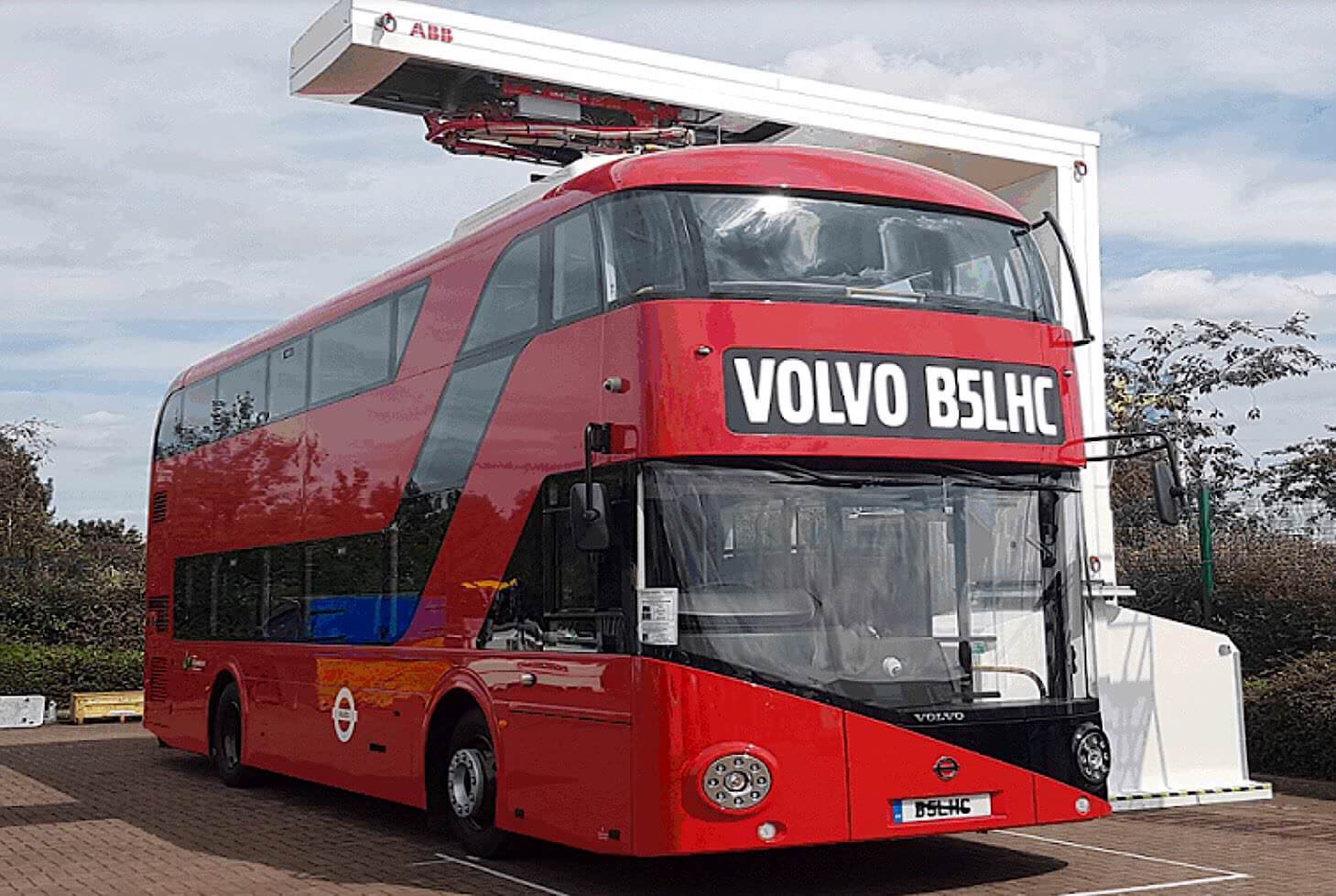 Autobus Volvo con recarga eléctrica rápida OppCharge por ABB
