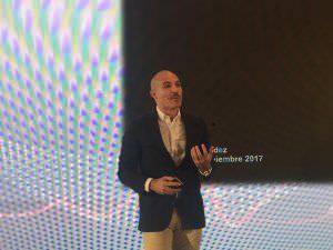 Bernardo Hernández explicando a los asistentes al ABB Experience su visión de la innovación