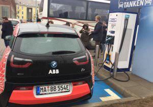 BMW i3 eléctrico cargando energia en la puerta del supermercado ALDI con un cargador rápido tecnología ABB