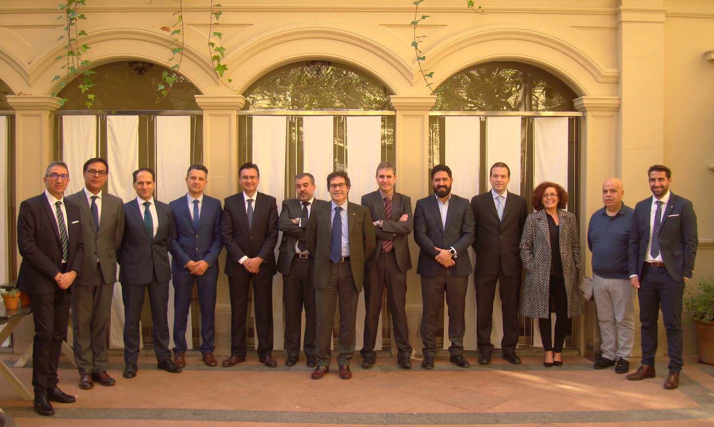 Foto de familia con todos los asistentes a la mesa de debate de ABM REXEL e Instaladores 2 0 en Barcelona