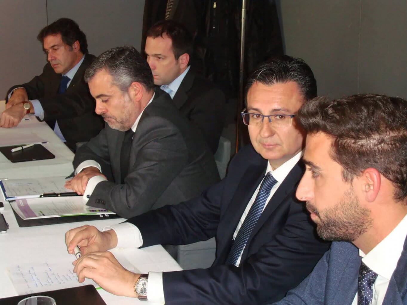 Detalle de los asistentes Eugenio de la Rosa - Antonio Sesma - Alfonso Gonzalez y Helder Carvalho en la Mesa de Debate de ABM REXEL e Instaladores 2