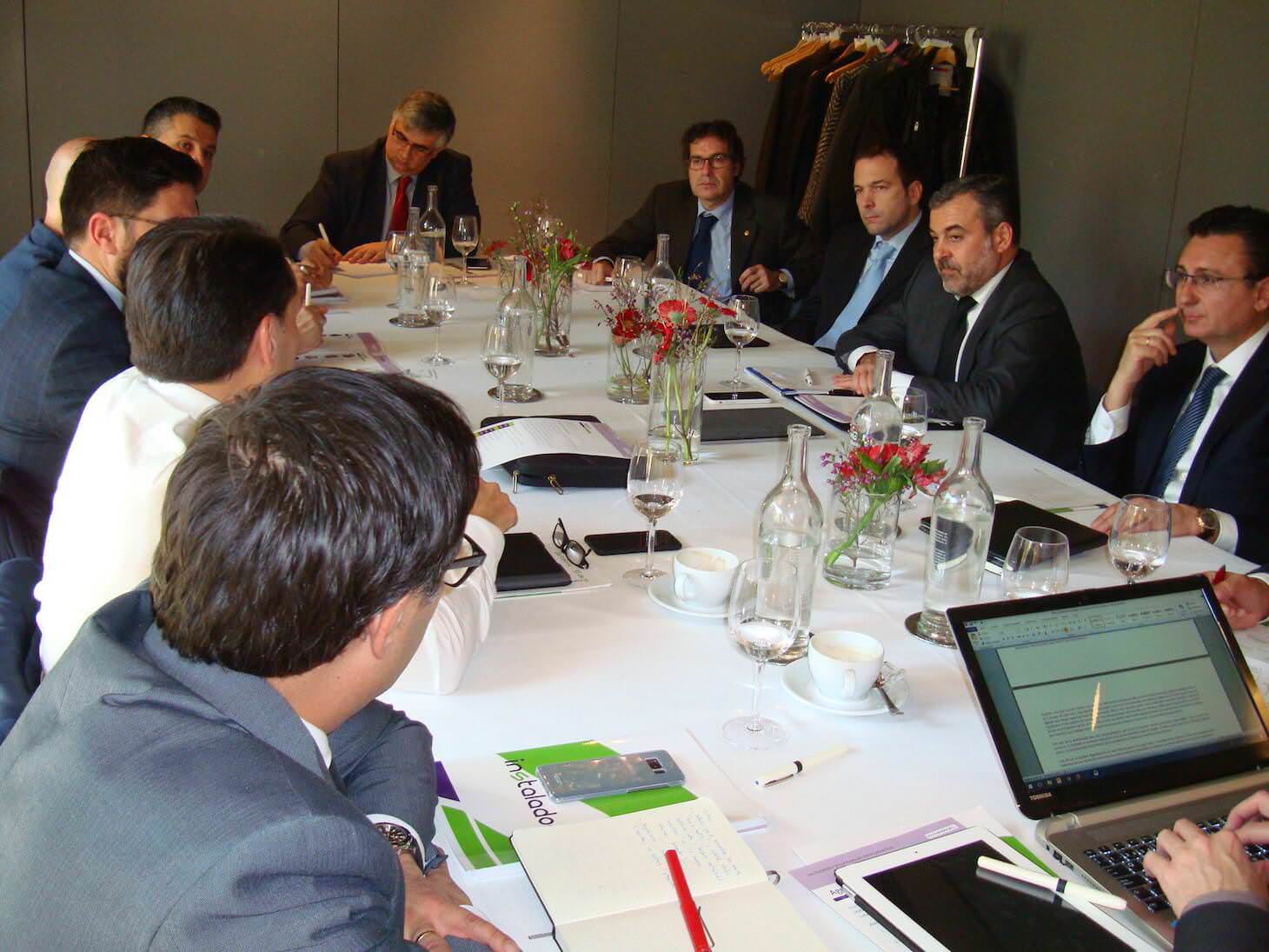 Plano general de la Mesa de debate de Instaladores 2-0 y ABM REXEL en Barcelona Distribuidor generalista y especializado