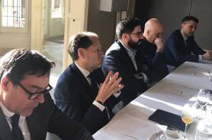 Parte de los asistentes están escuchando la intervención de Helder Carvalho en la Mesa de Debate